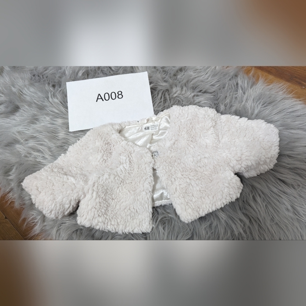 H&M girls faux fur cape in size 4-6 years